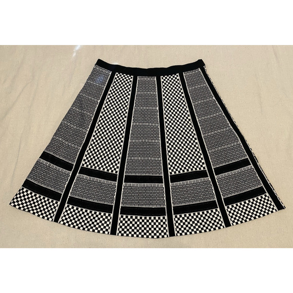 Spense Skirt Womens Sz Medium Black White Patterned Knee Length Flared Fit Skirt - Picture 2 of 6